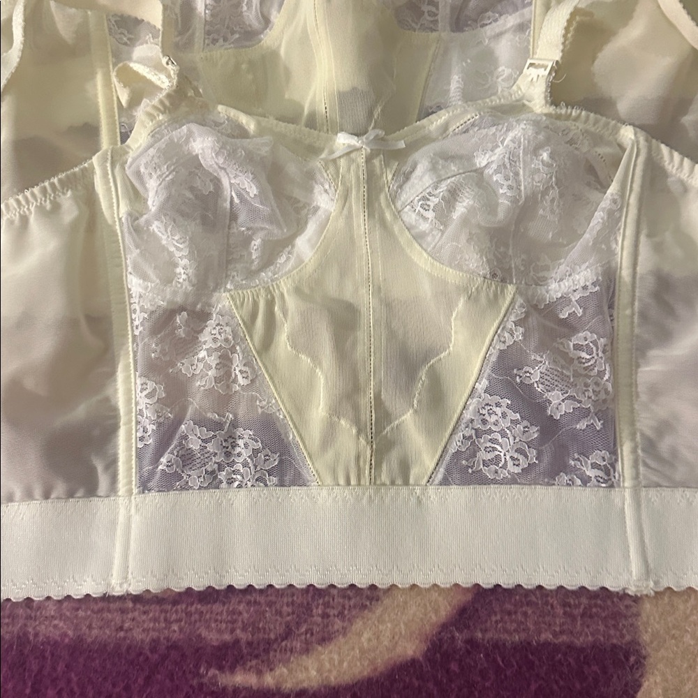 💕Bali VINTAGE White & off White Lace Bras 36B